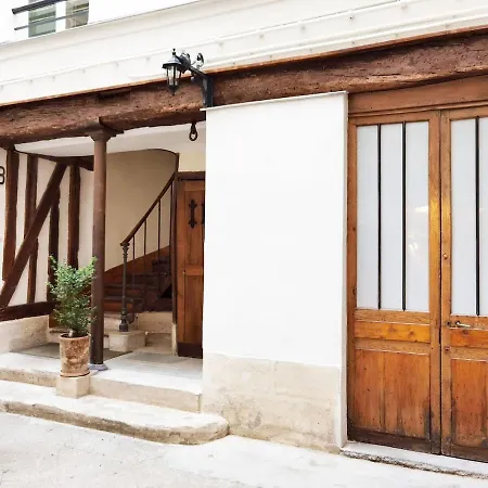 Near Metro & Marais & De & Seine Apartment