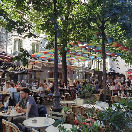 Near Metro & Marais & De & Seine * Paris
